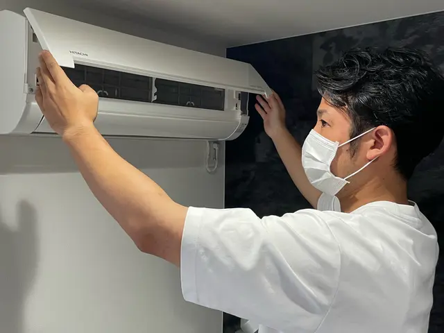 清潔なエアコンクリーニング作業風景